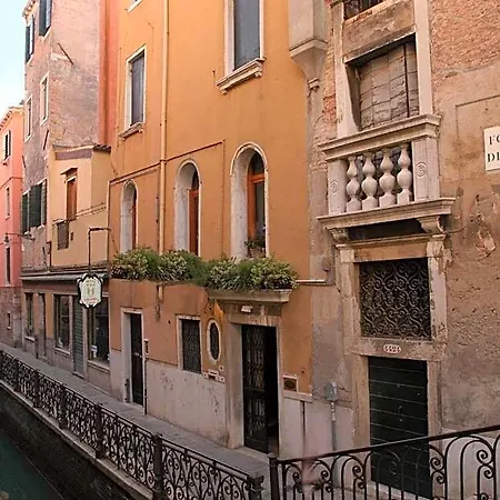 Hotel Canal 3*