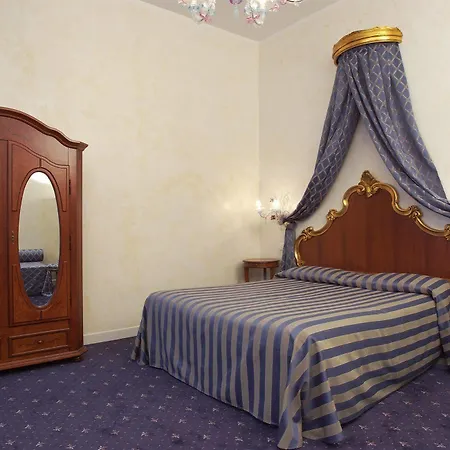 Canal Hotel 3*
