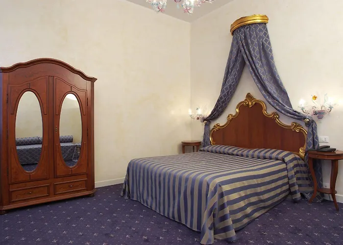 Canal Hotel 3*