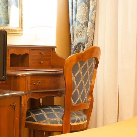 Canal Hotel 3*
