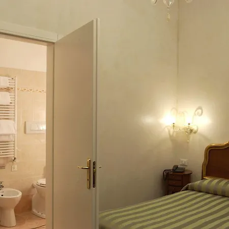 Canal Hotel 3*