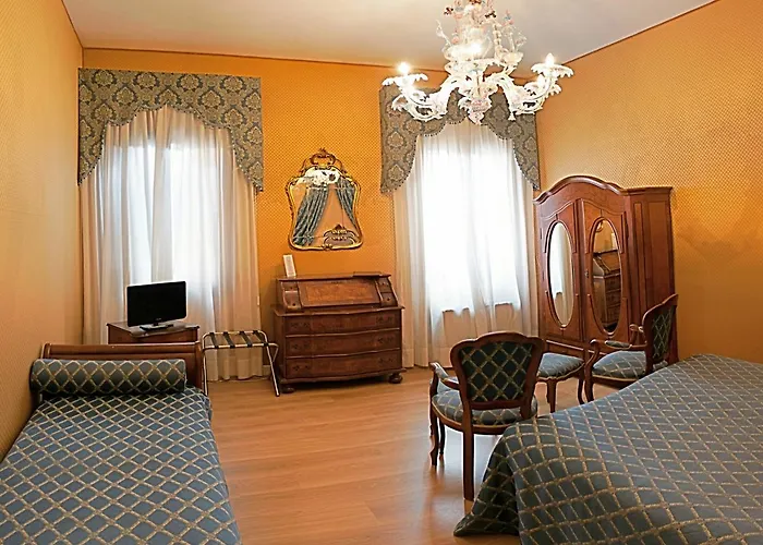 Отель Canal 3*