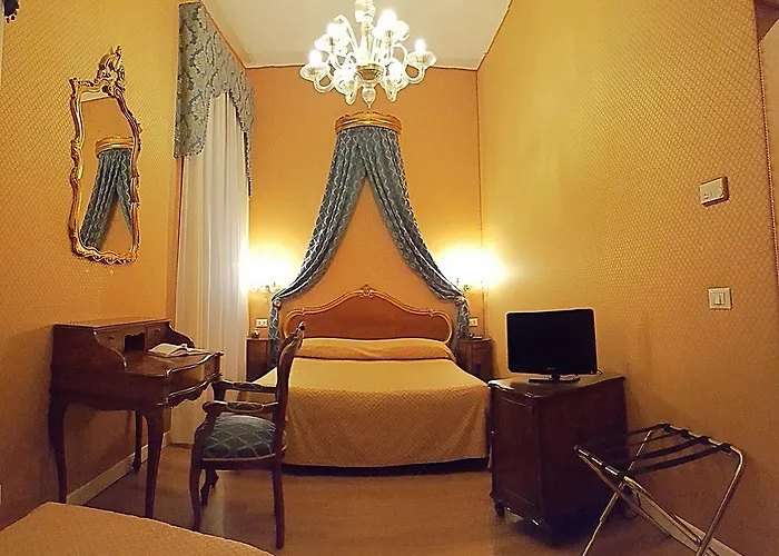 Отель Canal 3*